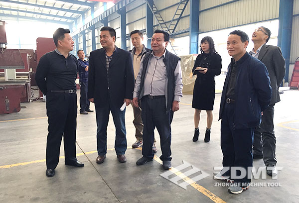 馬鞍山市政協(xié)副主席魏正平來(lái)我公司參觀考察1 馬鞍山市政協(xié)副主席魏正平來(lái)我公司參觀考察1