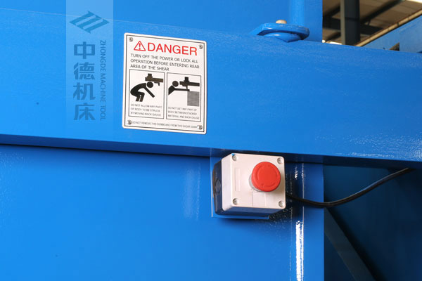 ZDSK-1632剪板機后部緊急停止按鈕，最大程度保障工人安全.jpg