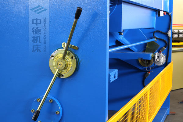 ZDS-2032剪板機(jī)刀片間隙手動(dòng)調(diào)節(jié)器，刻度清淅，調(diào)節(jié)省力又簡(jiǎn)便.jpg
