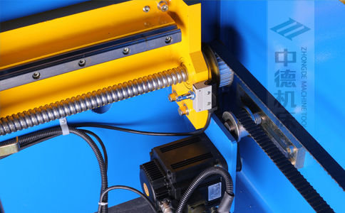 ZDPK-20032X軸配有滾珠絲桿及直線導(dǎo)軌，大功率伺服電機(jī)，鋼絲同步帶，能顯著提升X軸定位精度及速度 (2).jpg