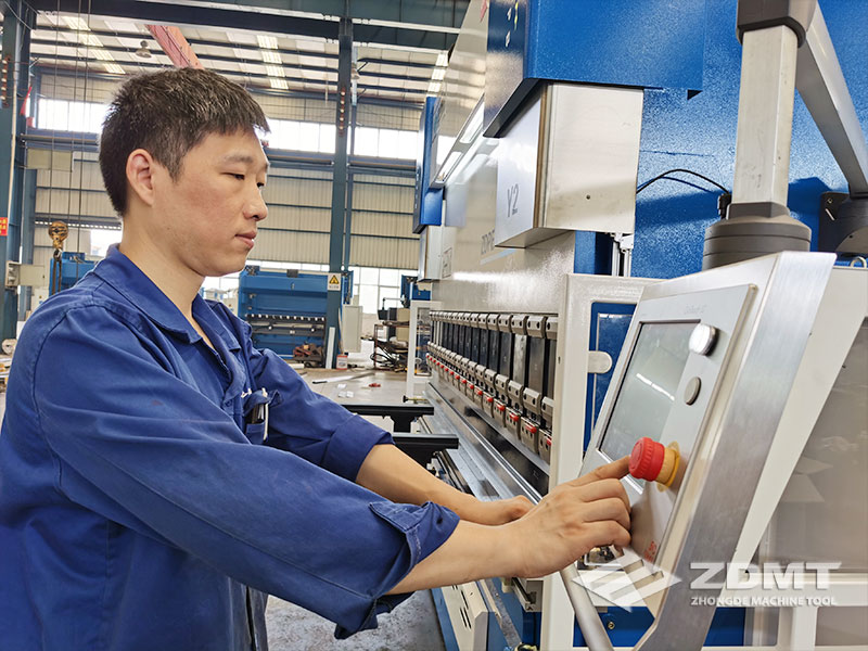 安徽中德機床股份有限公司生產車間-數控折彎機調試中 安徽中德機床股份有限公司生產車間-數控折彎機調試中